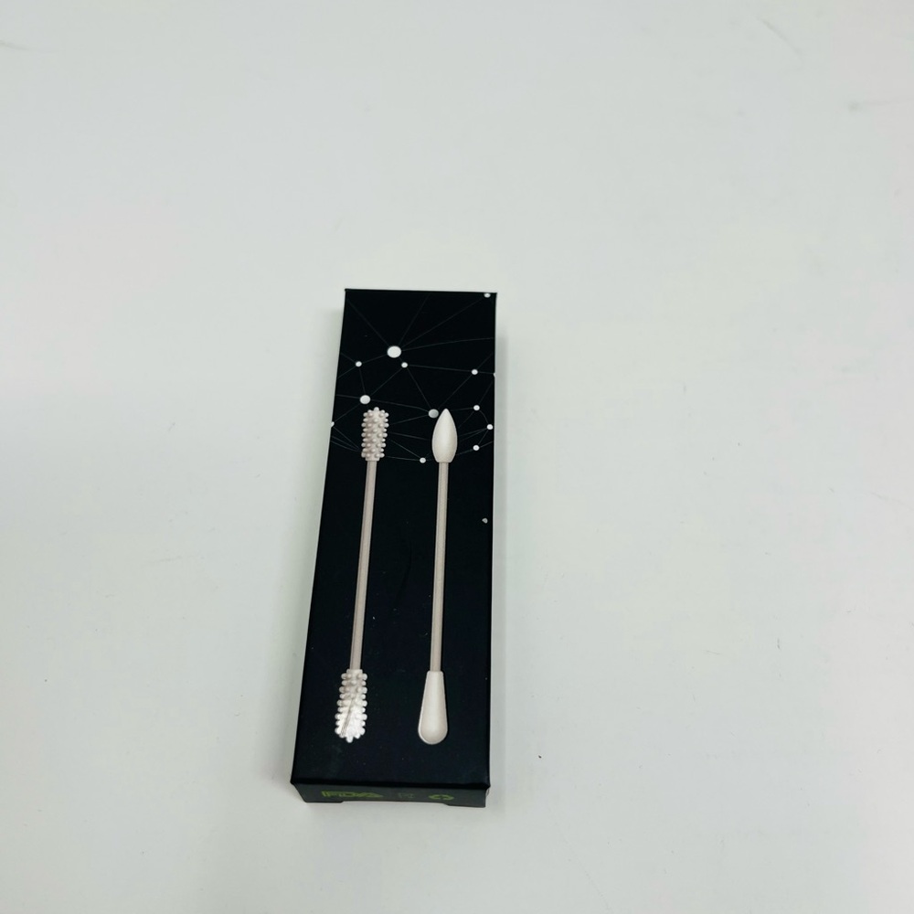 NWT 100% eco-friendly. Save the world and environment.2 swabs with carrying case